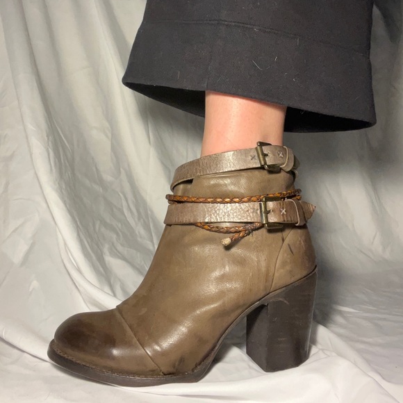 Brown Boots with Ropes and Straps - Picture 3 of 3